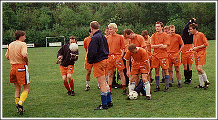 The Dutch, so organised on the football field, find it difficult to coordinate the team photo