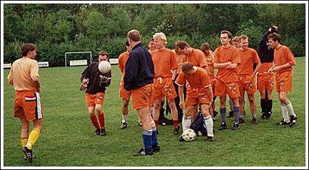 The Dutch, so organised on the football field, find it difficult to coordinate the team photo