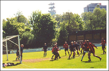 England pile on the pressure against Edinburgh as they try to take advantage of the almost imperceptible slope.